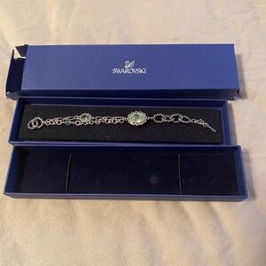 Swarovski Peridot Green Color crystals Bracelet Silver chain Toggle closure